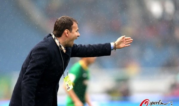  尼斯主帅赛后炮轰裁判，争议判罚引发舆论风波  