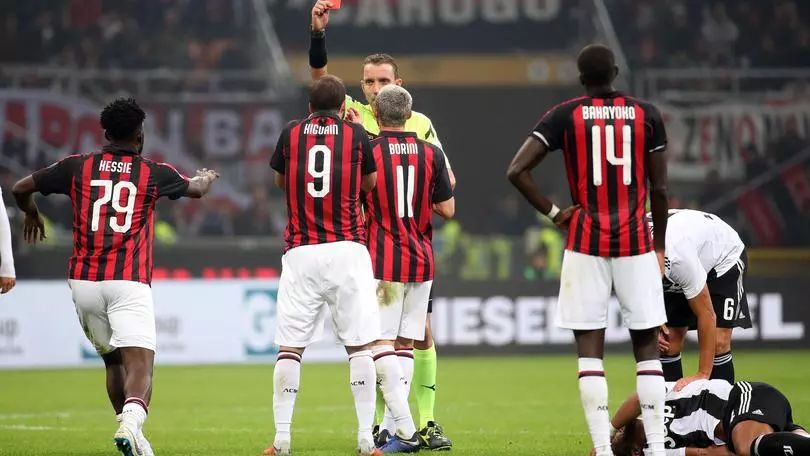  里昂队长红牌染红遭停赛三场处罚  